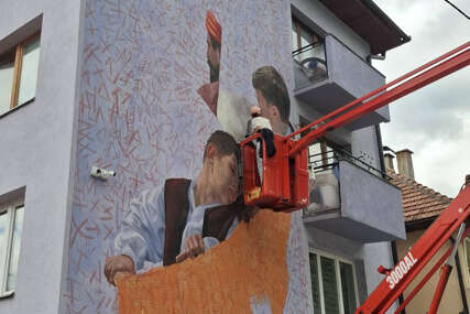 INSPIRISAN ANDRIĆEVIM ROMANOM Artez oslikava mural o "danku u krvi" u blizini ćuprije na Drini
