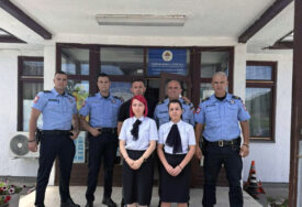 (FOTO) Policajci u humanoj misiji: Službenici PU Zvornik PRIKUPILI OKO 8.000 KM za liječenje djevojčice Mihaele Filipić