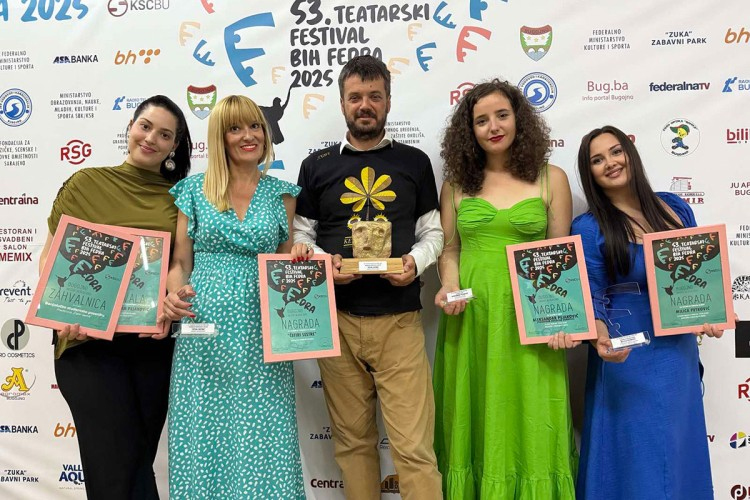 "ČETIRI SESTRE" OSVOJILE SCENU Banjalučko studentsko pozorište dobilo 3 NAGRADE na festivalu "Fedra"