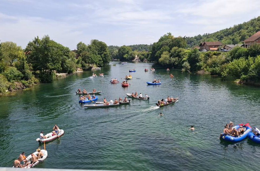 (FOTO) Više od 800 učesnika regate na Uni: Izabrana najmokrija i najizdržljivija ekipa