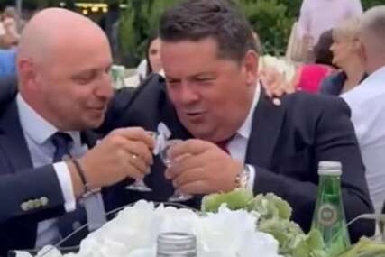 (VIDEO) SVADBENO VESELJE U JEKU Nenad Stevandić i Milan Petković zagrljeni pjevaju i nazdravljaju