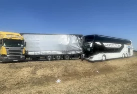 POVRIJEĐENO 8 OSOBA U autobusu bili maturanti iz Mađarske, zakucali se u kamion