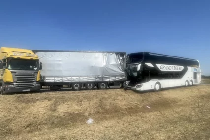 POVRIJEĐENO 8 OSOBA U autobusu bili maturanti iz Mađarske, zakucali se u kamion