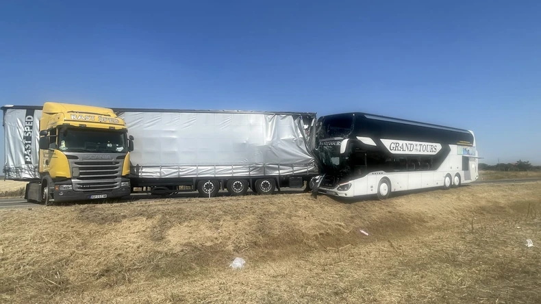 POVRIJEĐENO 8 OSOBA U autobusu bili maturanti iz Mađarske, zakucali se u kamion