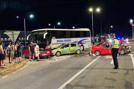 (FOTO) TEŽAK UDES U KOZARCU U karambolu se sudario autobus i tri automobila, VIŠE OSOBA POVRIJEĐENI