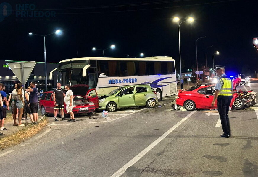 (FOTO) Detalji teške nesreće kod Kozarca: U sudaru autobusa i 3 automobila POVRIJEĐENO 6 OSOBA, jedan vozač uhapšen