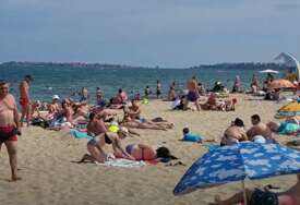 (VIDEO) OBRAČUN ŽENA NA PLAŽI Muškarci pokušali da smire situaciju, a onda se i oni umiješali