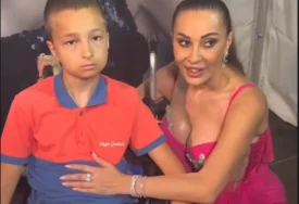 (FOTO) Pjevačicu pred nastup DOČEKAO DJEČAK U KOLICIMA: Ceca čučnula pred njim i uradila veliku stvar, prizor mnogima izmamio suze
