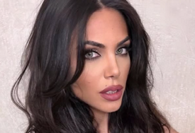 (FOTO) Muškarci odlijepili za kumom Anastasije Ražnatović: Tara LEGLA NA STIJENU u minijaturnom bikiniju, komentari samo pljušte