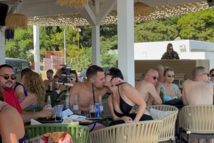 (VIDEO, FOTO) Sve pršti od strasti: Žena od Sultana se STRASNO LJUBI sa novim dečkom, "popustile im kočnice" u punom kafiću