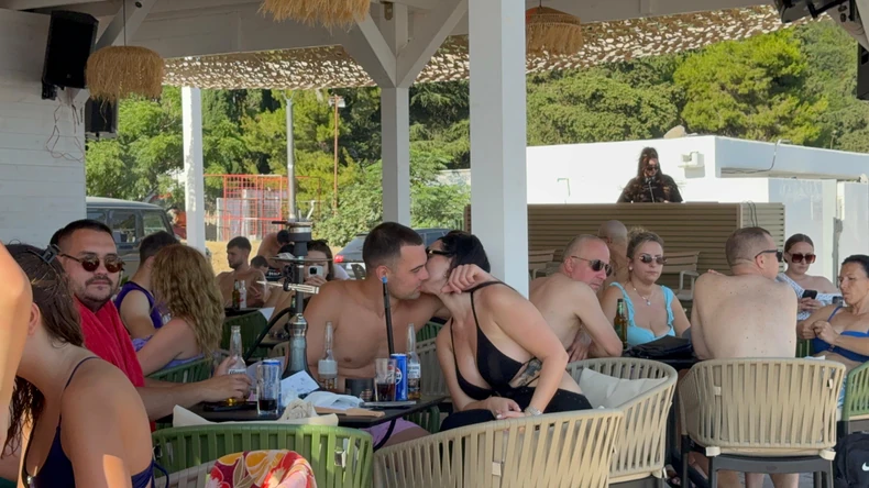 (VIDEO, FOTO) Sve pršti od strasti: Žena od Sultana se STRASNO LJUBI sa novim dečkom, "popustile im kočnice" u punom kafiću