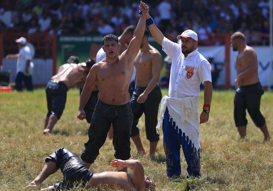 (FOTO) TAKMIČENJE KAO NIJEDNO DRUGO Rvači namazani uljem bore se za prestižnu titulu