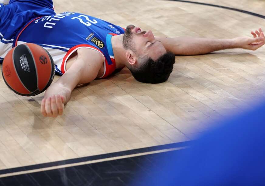 Vasilije Micić leži na parketu