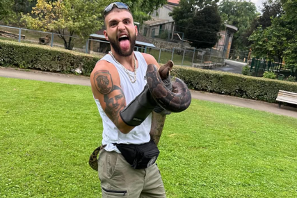 (FOTO) "Ne bih volio da sam u blizini" Veljko Ražnatović DRŽI ZMIJU u rukama dok se ona MOTA OKO NJEGA, prizor podijelio na mrežama