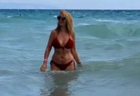 (FOTO) "TIJELO ZA DESETKU" Vesna Dedić pokazala figuru u bikiniju, komentari se samo nižu