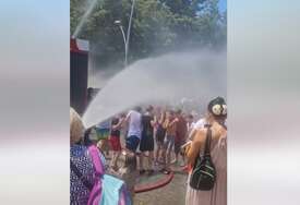 (VIDEO) Koristili vodeni top, ali NISU GASILI VATRU: Pogledajte šta su uradili zenički vatrogasci i zašto su djeca VRIŠTALA OD SREĆE