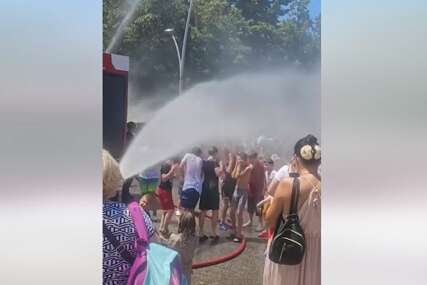 (VIDEO) Koristili vodeni top, ali NISU GASILI VATRU: Pogledajte šta su uradili zenički vatrogasci i zašto su djeca VRIŠTALA OD SREĆE