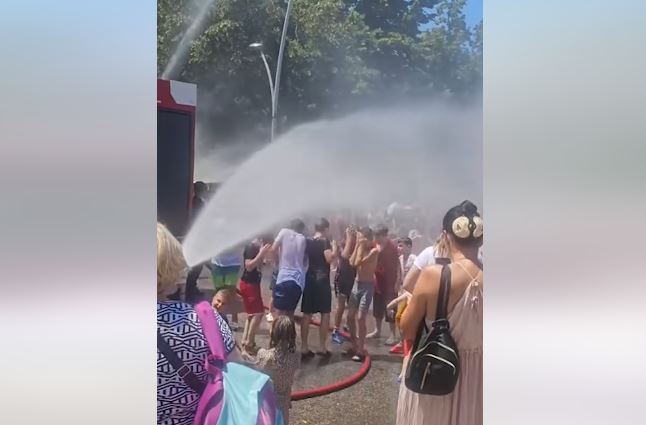 (VIDEO) Koristili vodeni top, ali NISU GASILI VATRU: Pogledajte šta su uradili zenički vatrogasci i zašto su djeca VRIŠTALA OD SREĆE