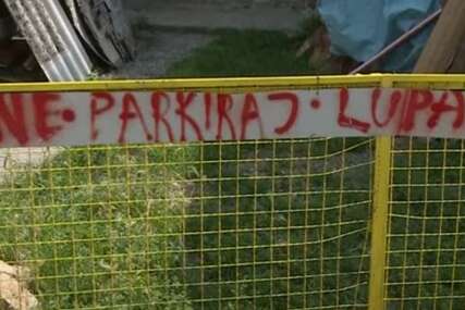 (VIDEO) "Ne parkiraj, lupam" Neobična poruka na kapiji jedne kuće u Zvorniku