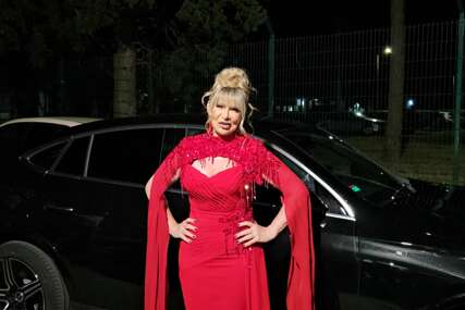 (VIDEO, FOTO) "Išla sam na Saletov grob i pomolila se" Suzana Jovanović u CRVENOJ ELEGANTNOJ HALJINI došla na finale "Zvezde Granda"