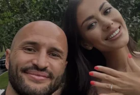 (FOTO) MILANA GA JE POTPUNO OČARALA Slavni fudbaler zaprosio prelijepu Srpkinju