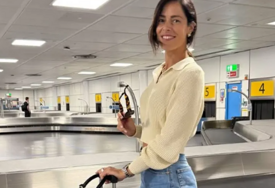 Ana Ivanović nastavlja da oduševljava izgledom: Pojavila se na aerodromu u ležernom izdanju, u stilu otputovala na Vimbldon