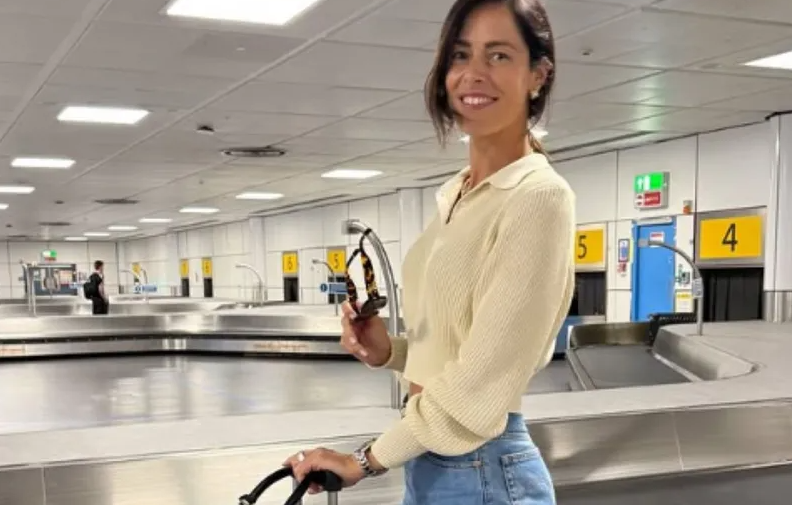 Ana Ivanović nastavlja da oduševljava izgledom: Pojavila se na aerodromu u ležernom izdanju, u stilu otputovala na Vimbldon