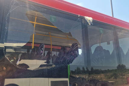 Brčko kamenovan autobus
