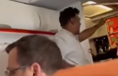 (FOTO) Urlao da ima bombu i "Alahu akbar": Srbin savladao putnika u avionu