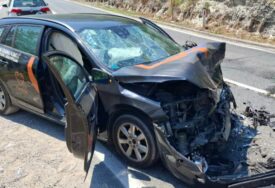 (FOTO) "Denis je neumorno pomagao sugrađanima, sada je zadobio teške povrede" 2 humanitarca povrijeđena u nesreći kod Donje Jablanice, AUTO SMRSKAN