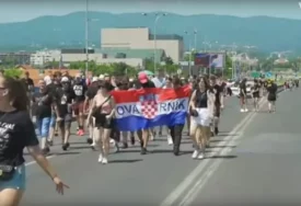 (FOTO) "Ispadamo iz vagona, čekamo satima za WC" Gužve od Hrvatske do Slovenije ZBOG TOMPSONOVOG KONCERTA, krcati autobusi fanova stižu u Zagreb