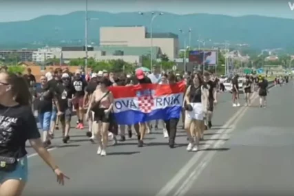 (FOTO) "Ispadamo iz vagona, čekamo satima za WC" Gužve od Hrvatske do Slovenije ZBOG TOMPSONOVOG KONCERTA, krcati autobusi fanova stižu u Zagreb