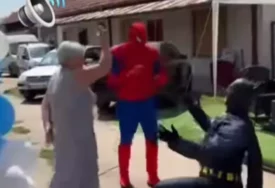 (VIDEO) Betmen i Spajdermen zaplesali uz narodnjake s bakom: Snimak je hit, PLAKAĆETE OD SMIJEHA