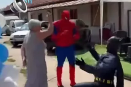 (VIDEO) Betmen i Spajdermen zaplesali uz narodnjake s bakom: Snimak je hit, PLAKAĆETE OD SMIJEHA