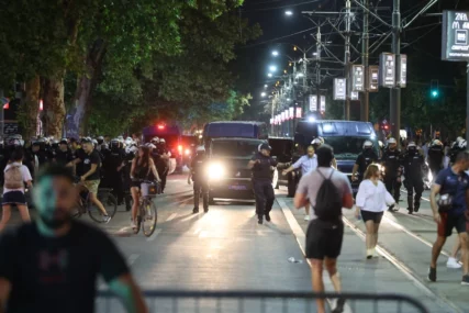 (VIDEO, FOTO) Saobraćaj u Beogradu se jutros odvija normalno: Ozbiljna tuča kod ETF i Pravnog fakulteta, u sinoćnjim incidentima više povrijeđenih policajaca i građana