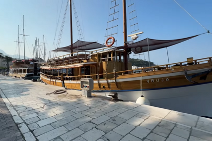 DRAMA U MAKARSKOJ Izbio požar na turističkom brodu, ima povrijeđenih