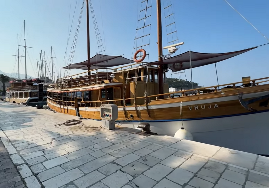 DRAMA U MAKARSKOJ Izbio požar na turističkom brodu, ima povrijeđenih