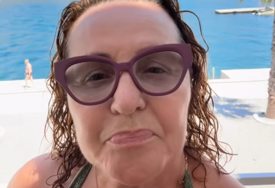 (FOTO) "Parče raja na zemlji" Ana Bekuta (65) pozirala U KUPAĆEM, SA MOKROM KOSOM i bez trunke šminke