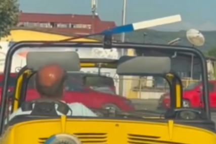 (VIDEO) "Nije vruće, samo ne znate" Urnebesna scena na ulicama Banjaluke, ovaj vozač fiće je pokupio sve simpatije svojim "izumom"