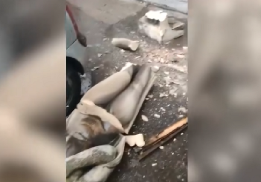 (VIDEO) INCIDENT Pala statua sa fasade, oštećen automobil, poznato i da li ima povrijeđenih