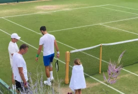 Pokazao koliko je pažljiv otac: Novak Đoković trenirao s kćerkom Tarom, PEŠKIROM JE ŠTITIO OD KIŠE na Vimbldonu