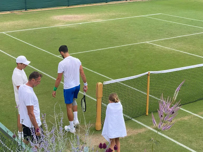 Pokazao koliko je pažljiv otac: Novak Đoković trenirao s kćerkom Tarom, PEŠKIROM JE ŠTITIO OD KIŠE na Vimbldonu