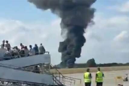 (VIDEO, FOTO) Očevici vidjeli ogromnu vatrenu kuglu: Mali avion se srušio u Londonu odmah nakon polijetanja