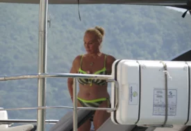 (FOTO) JAHTA BRENE I BOBE JE ČISTI LUKSUZ 6 spavaćih soba, na stolu novčanik pun novca