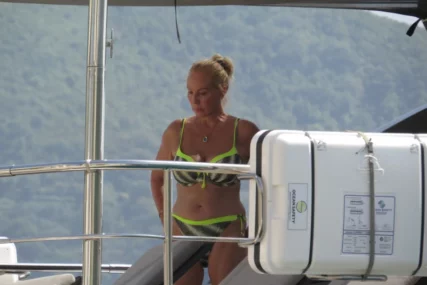 (FOTO) JAHTA BRENE I BOBE JE ČISTI LUKSUZ 6 spavaćih soba, na stolu novčanik pun novca