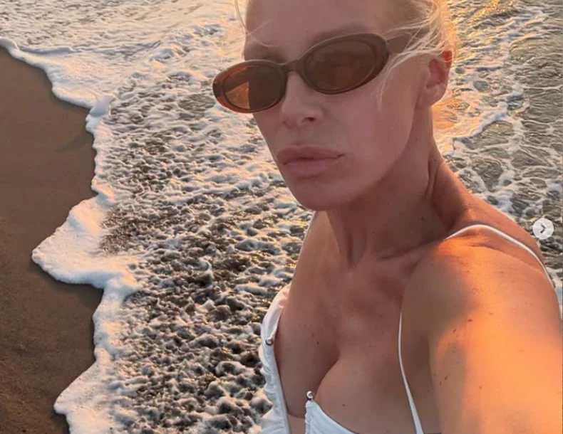(FOTO) Izazovno izdanje na plaži: Sestra Nataše Bekvalac POKAZALA BUJNE GRUDI, a ovim je nasmijala sve