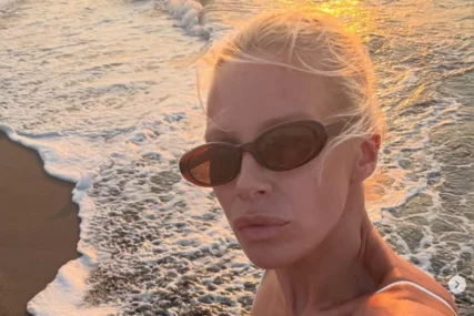 (FOTO) Izazovno izdanje na plaži: Sestra Nataše Bekvalac POKAZALA BUJNE GRUDI, a ovim je nasmijala sve