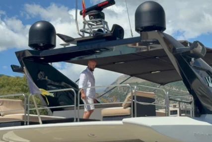 (VIDEO, FOTO) Skinuo košulju da nabaci ten: Boban Rajović uživa sa sinom na LUKSUZNOJ JAHTI u Budvi