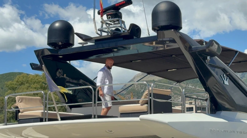 (VIDEO, FOTO) Skinuo košulju da nabaci ten: Boban Rajović uživa sa sinom na LUKSUZNOJ JAHTI u Budvi