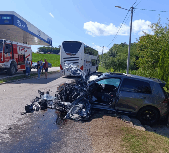 (FOTO) Njegovo srce nije izdržalo: Preminuo Nikola koji je povrijeđen u stravičnom sudaru "golfa" i autobusa kod Prijedora